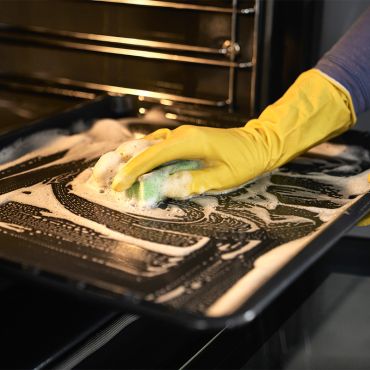 How to Clean an Oven the Easy Way (Without Scrubbing for Hours)