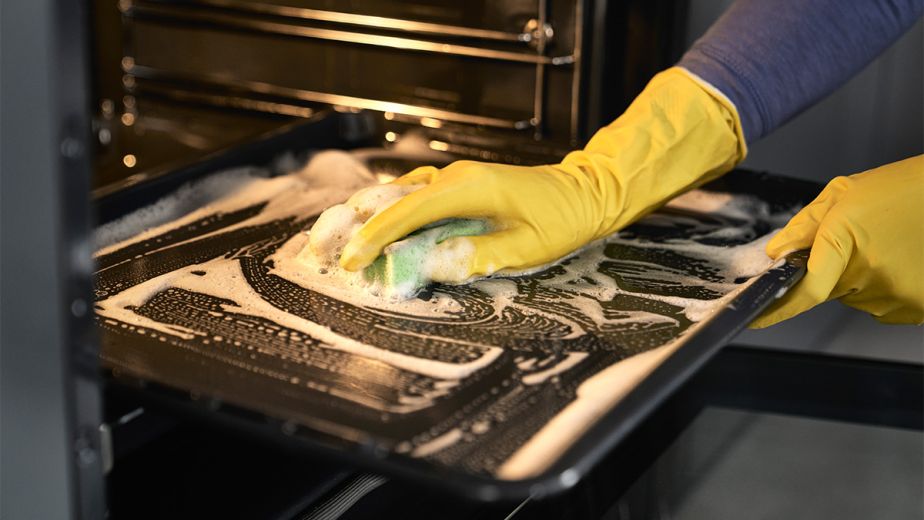 how to clean an oven